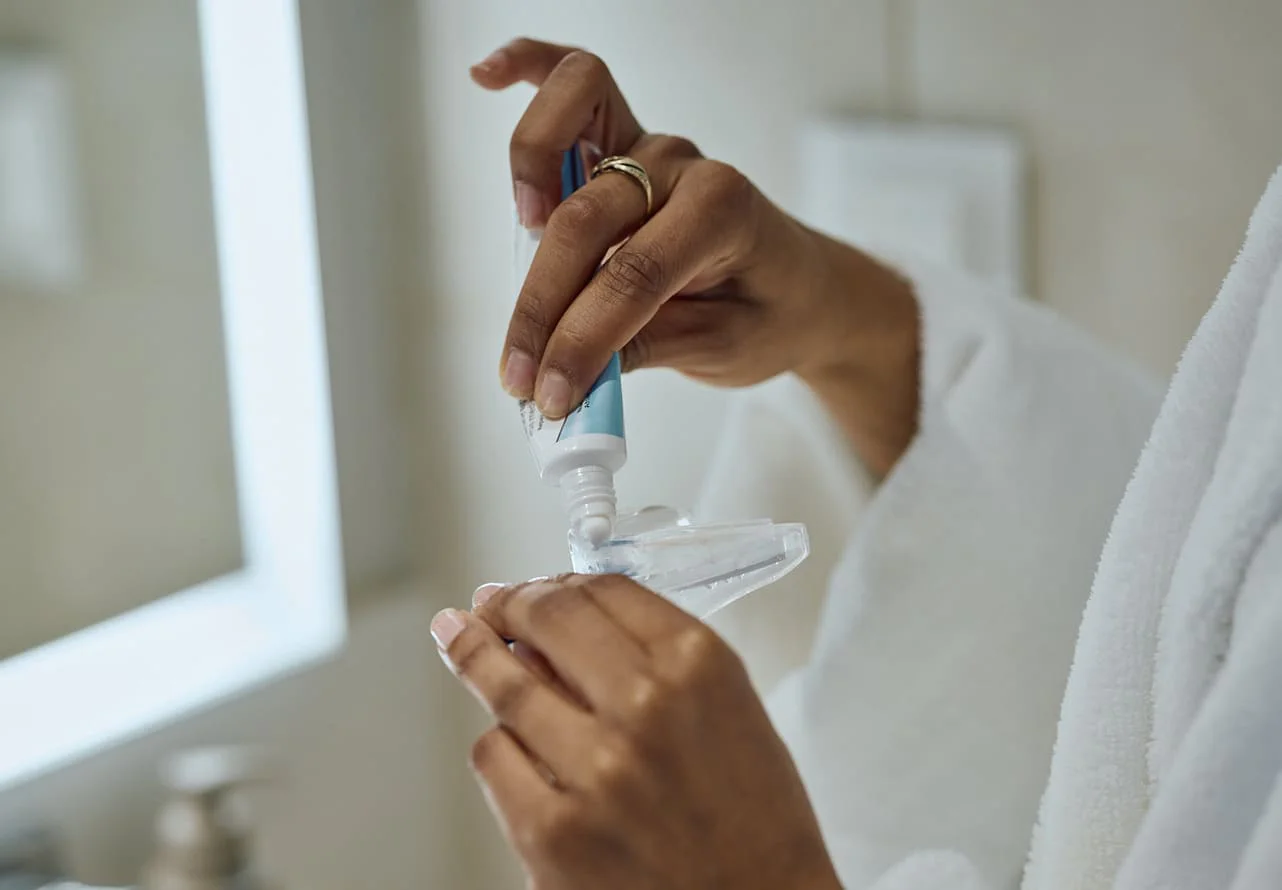 ApaCare Repair Zahnreparaturpaste wird in Zahnschiene gefüllt