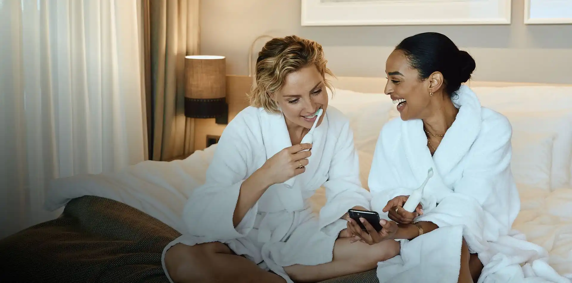 Verschiedene ApaCare Produkte liegen auf grauem Sofa