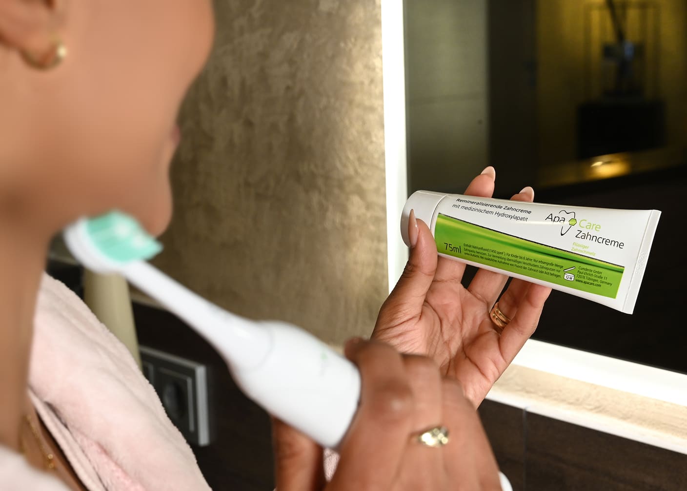 ApaCare Remineralisierende Zahncreme wird in den Händen gehalten ApaCare Remineralisierende Zahncreme wird in den Händen gehalten